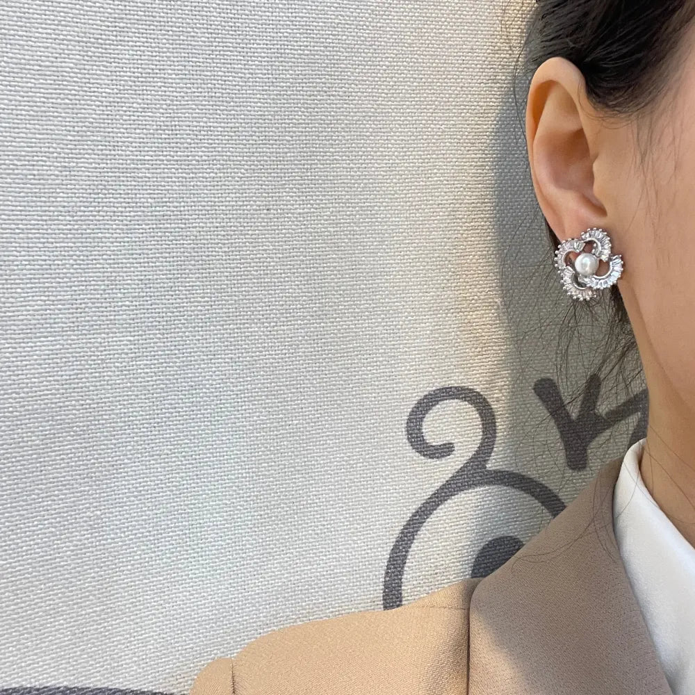 OMK-493-38 Fiore con perla-Orecchini a Clip con Zirconia